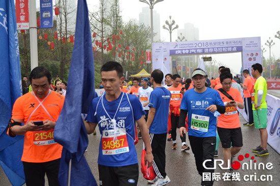 【CRI专稿 图文 】重庆国际马拉松3万人雨中开跑 【内容页标题】重庆国际马拉松3万人雨中开跑 点燃山城激情