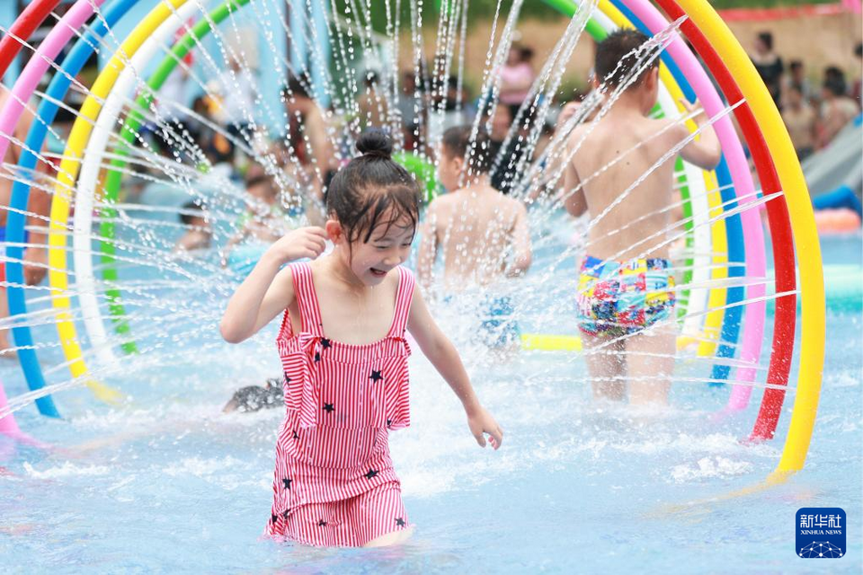 湖北襄阳：盛夏戏水享清凉