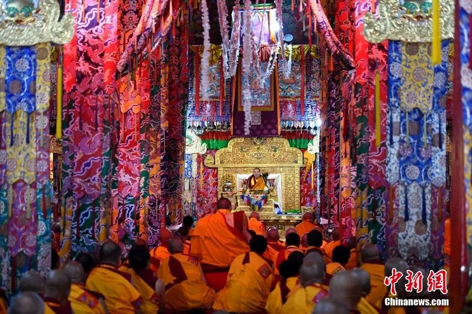 班禅在西藏昌都强巴林寺礼佛讲经,为信众摸顶赐福