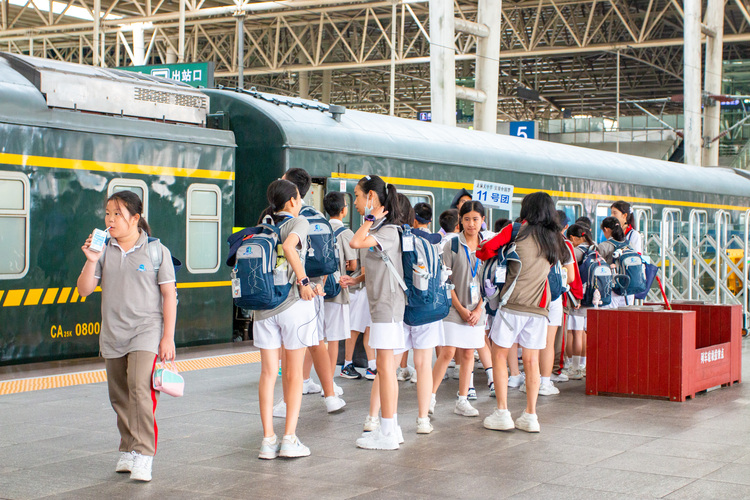 粤港澳台暑期首趟研学旅游专列抵达贵阳