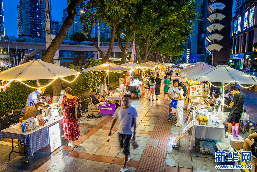 重庆：夏季夜市点亮“夜经济”