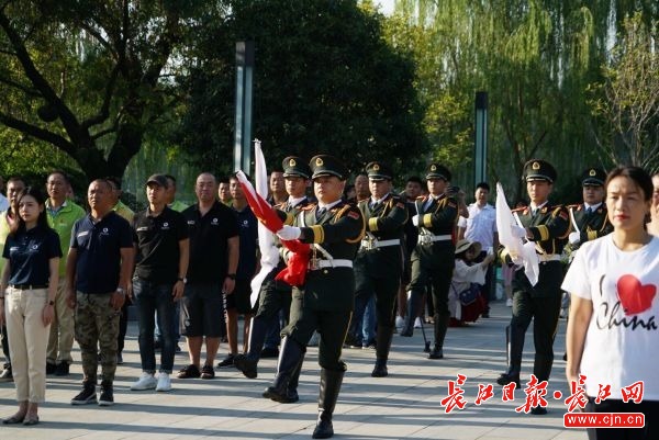 东湖绿道升起五星红旗庆祝新中国成立70周年