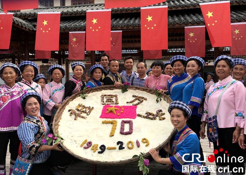 贵州望谟：布依族群众打糍粑耍麒麟庆国庆（组图）