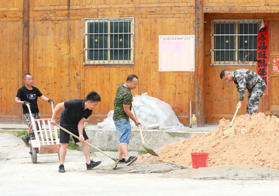 贵州剑河：干部返乡助力乡村庭院美化及环境卫生整治_fororder_微信图片_20230615143323