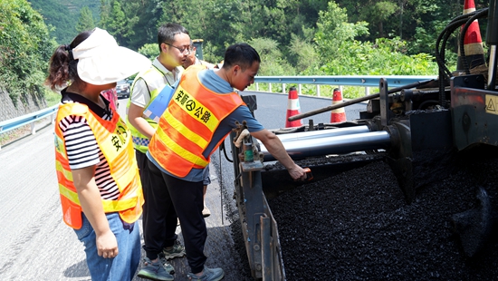 （供稿）贵州安顺公路管理局：抢抓晴好天气 加快推进路面预防性养护施工_fororder_（230713）S212线凤凰山路段预防性养护施工（检测沥青温度）-姬邦梅.JPG