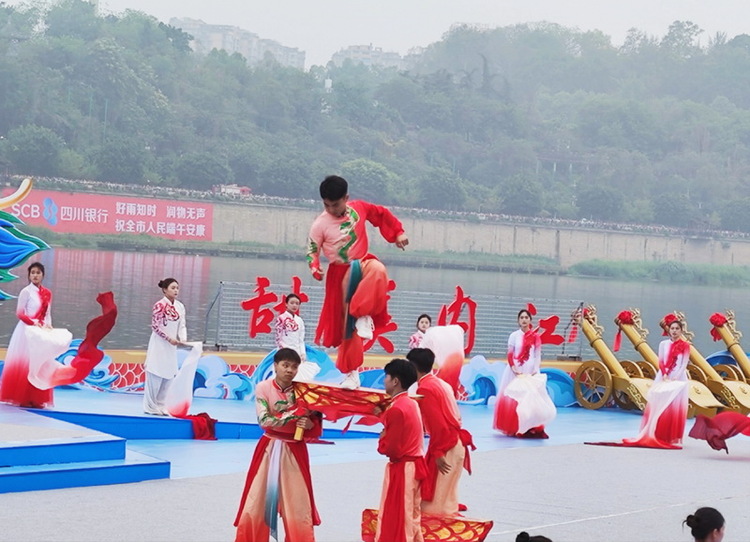 Hi，来甜城过端午 | 甜城湖畔载歌载舞迎端午 内江市第十一届大千龙舟文化节开幕_fororder_龙狮表演《龙腾狮跃闹甜城》 摄影 廖宇