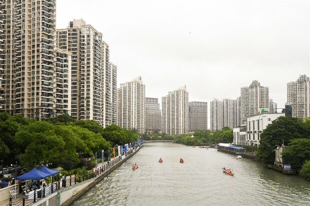 【聚焦上海-焦点图】2023普陀龙舟赛打响 上海半马苏河奏响“雨中交响乐”