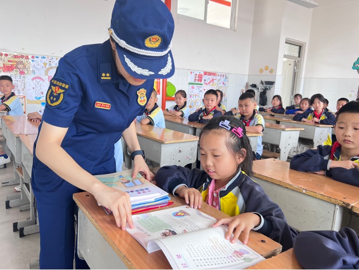 庆阳西峰：大队开展暑期“最后一课” 让学生将期末成绩单和消防知识一同带回家_fororder_1