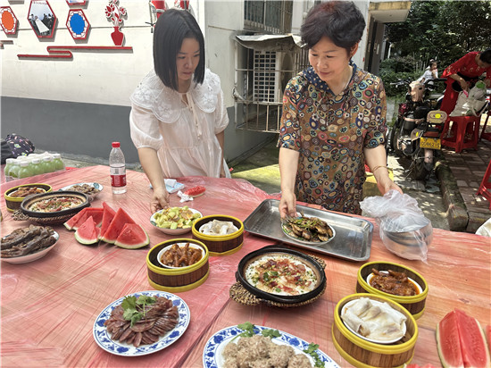 信阳市浉河区：办邻里百家宴 欢度端午节_fororder_做好的菜陆续摆上桌