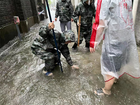 向雨而行 泰州海陵城中街道这支“橄榄绿”步履不停_fororder_图片 1