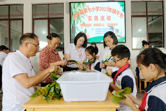 （供稿）贵州天柱：端午校园粽粑香_fororder_师生家长在包粽子.JPG