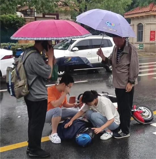 泰州市第四人民医院“医务夫妻档”与热心市民冒雨救人_fororder_图片1