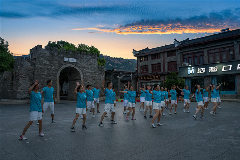 信阳新县：缤纷“夜生活” 越夜越精彩_fororder_快乐健身操（蒋仑 摄）