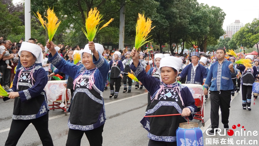 “龙游涟江·好花正红” 贵州惠水龙舟争霸赛等端午系列活动火热进行中_fororder_民族大联欢千人踩街活动现场 (7).JPG