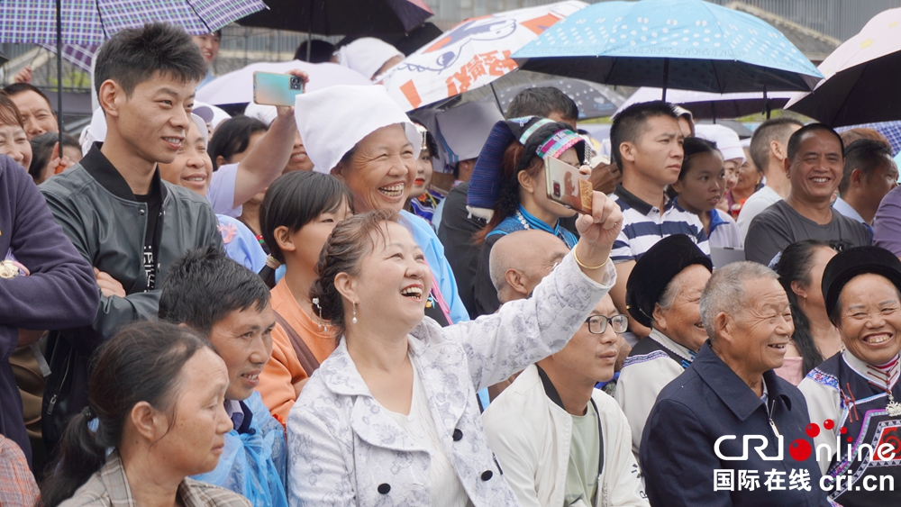 “龙游涟江·好花正红” 贵州惠水龙舟争霸赛等端午系列活动火热进行中_fororder_山歌大赛现场观众 (1).JPG