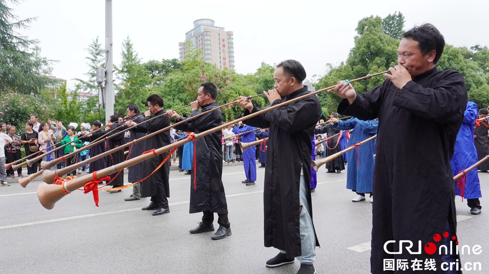 “龙游涟江·好花正红” 贵州惠水龙舟争霸赛等端午系列活动火热进行中_fororder_民族大联欢千人踩街活动现场 (20).JPG