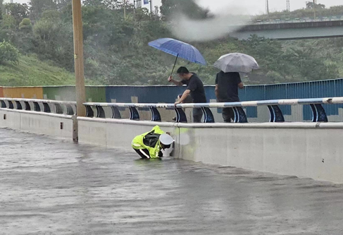 【原创】雨中“警” 雨中情 重庆民警保畅护平安_fororder_微信图片_20230721161557