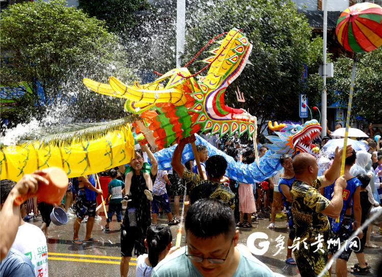 清凉度夏！施秉“玩水龙”活动吸引上万游客