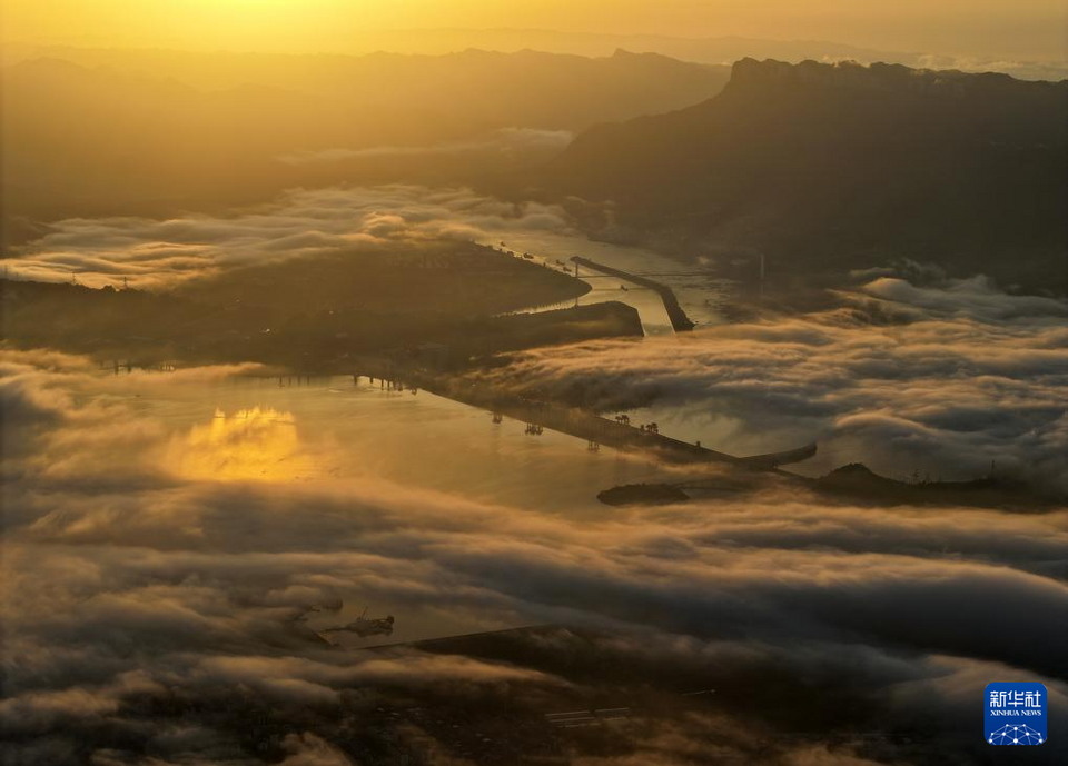 湖北宜昌：三峡日出景如画