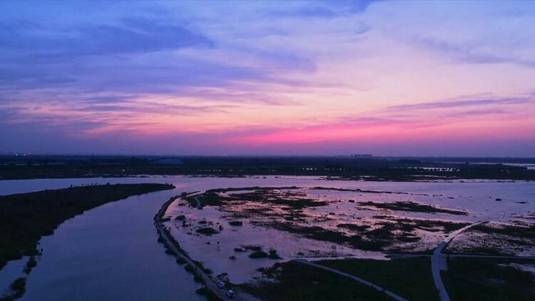 河北石家庄：水清岸绿花成海 滹沱美景醉游人