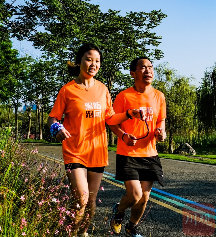 爱成都·迎大运︱一对一陪跑！志愿者跑团助残陪跑迎大运