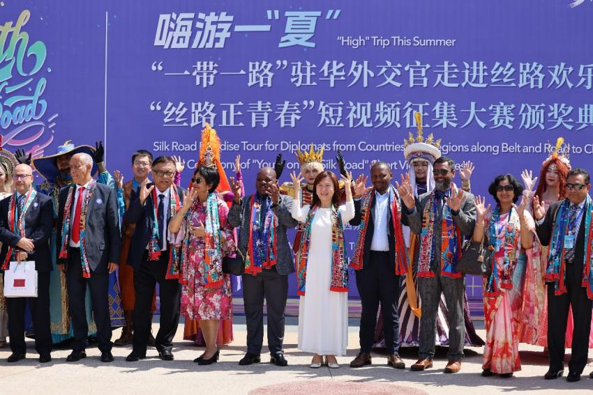 Visite de Silk Road Paradise par des diplomates en poste en Chine de pays et régions le long de « la Ceinture et la Route »_fororder_图片2