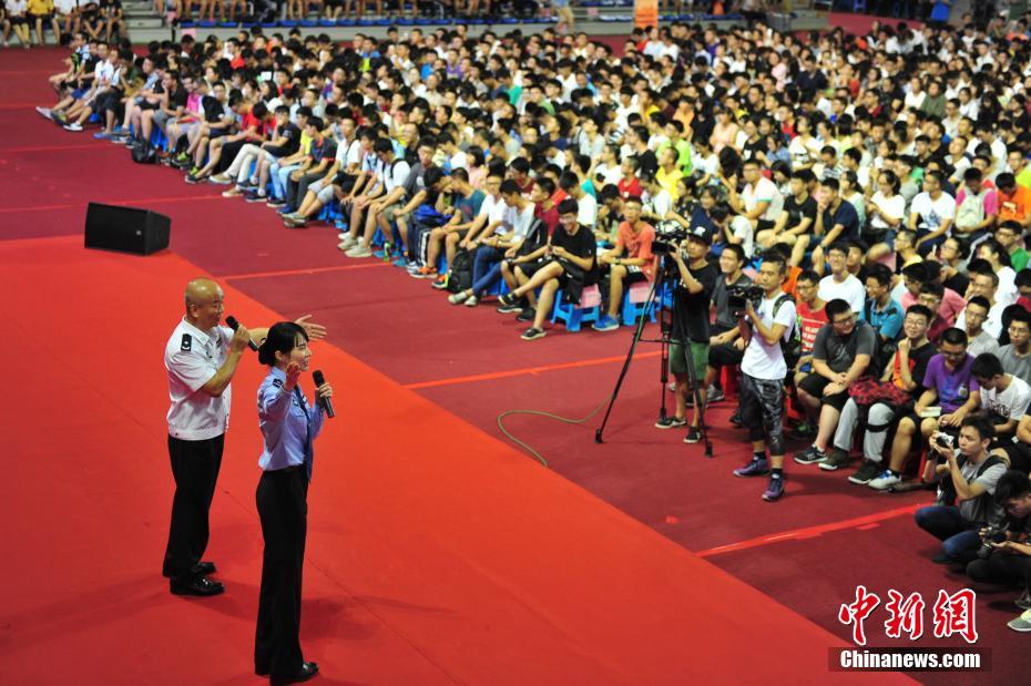 广州警方大学校园教新生防诈骗