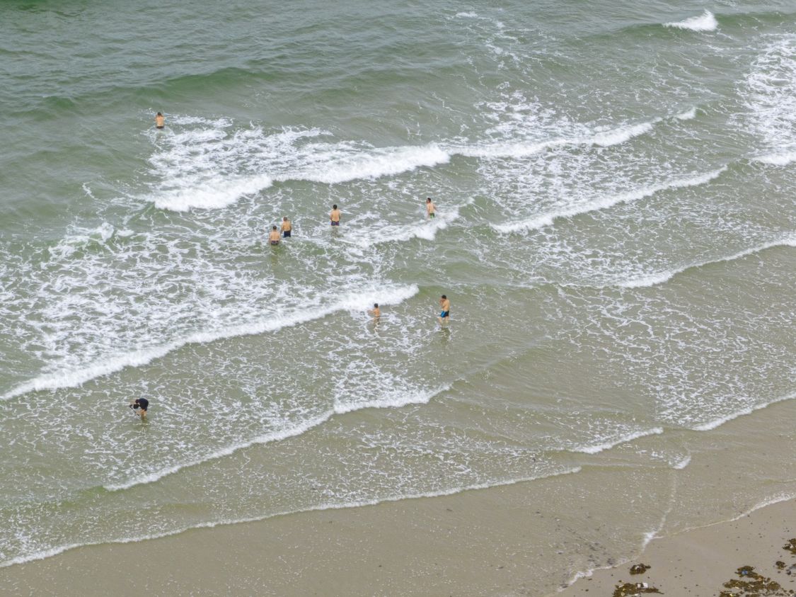 广西：海边消暑纳凉 乐享夏日清爽