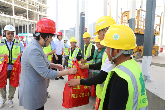 南京市总工会赴中芬合作交流中心项目进行夏季安康“三送”慰问_fororder_图片1