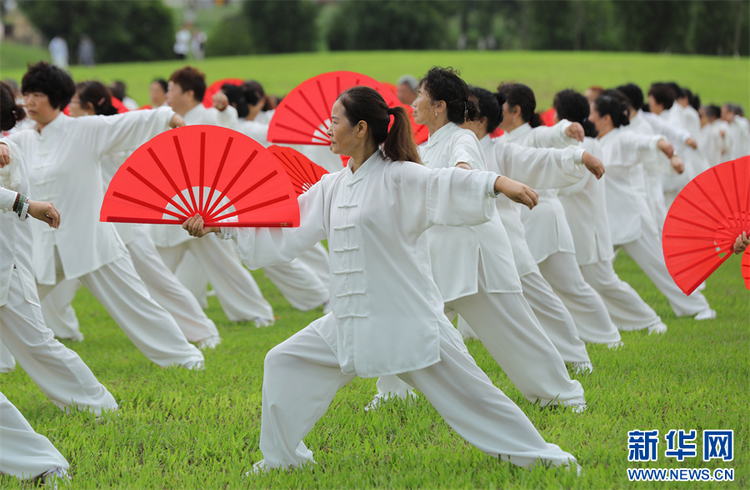 贵阳市民“武”动云漫湖