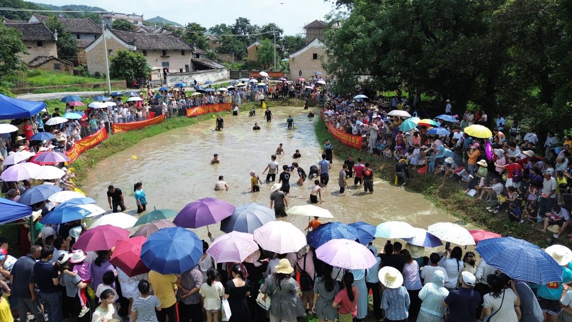 广西：海边消暑纳凉 乐享夏日清爽