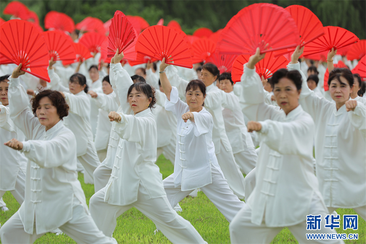 贵阳市民“武”动云漫湖