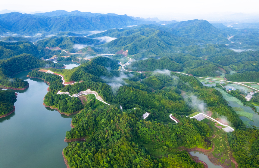 江西瑞金：生态水库景色如画