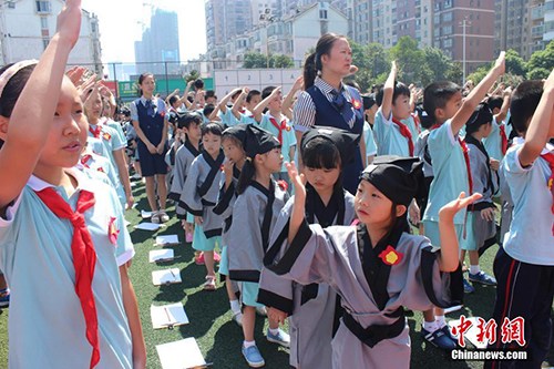 各地开学屡现仿古开笔礼被指并非中国传统