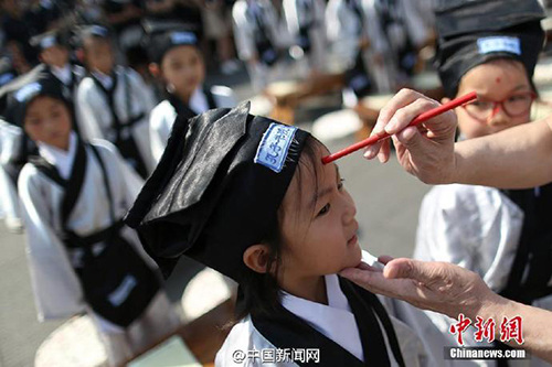 各地开学屡现仿古开笔礼被指并非中国传统