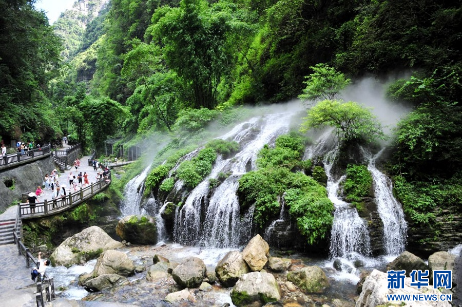 湖北宜昌：青山绿水间 夏日享清凉