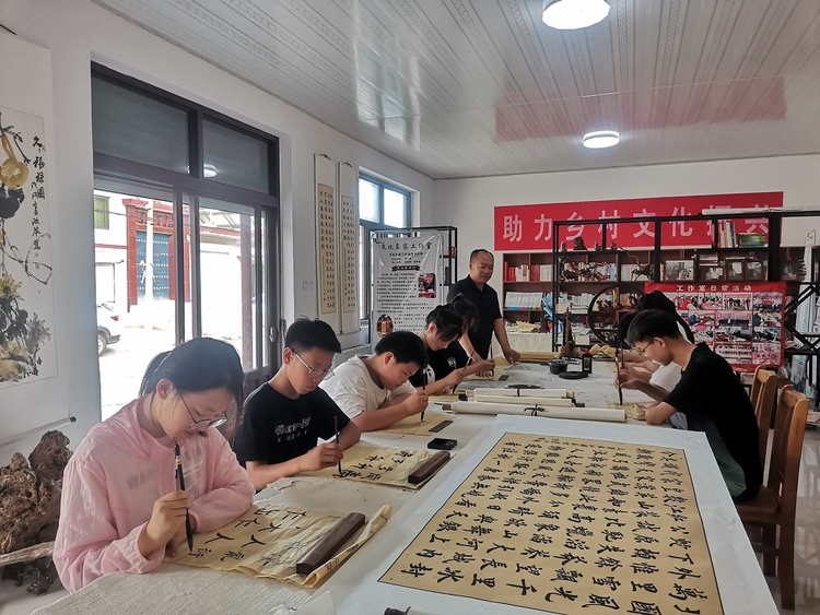 图片默认标题_fororder_学生们在文化名家指导下认真临摹作品 摄影 李晓静