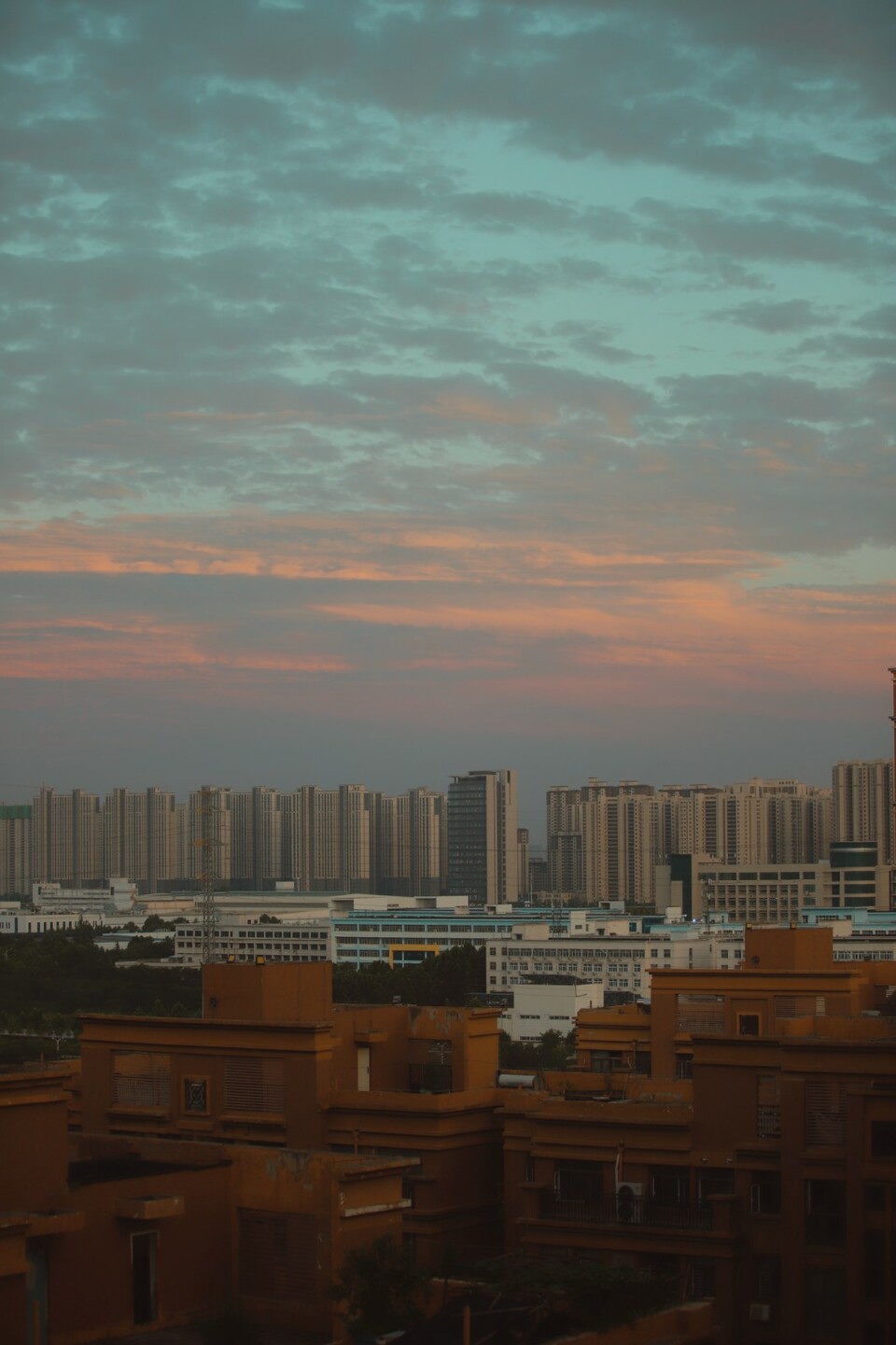 【大河网景】大片既视感 郑州傍晚的天空现绚丽晚霞