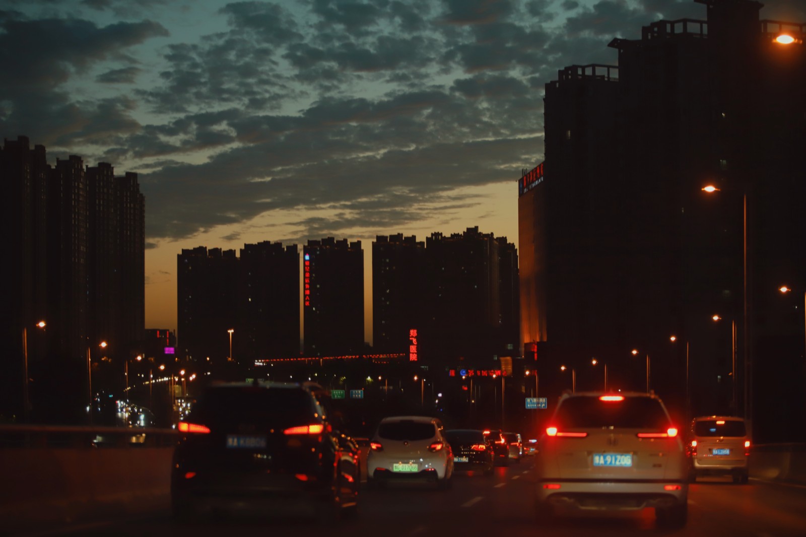 【大河网景】大片既视感 郑州傍晚的天空现绚丽晚霞