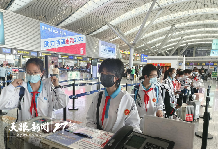 （头条）贵州避暑旺季到来—— 度假订单猛涨 机场旅客激增