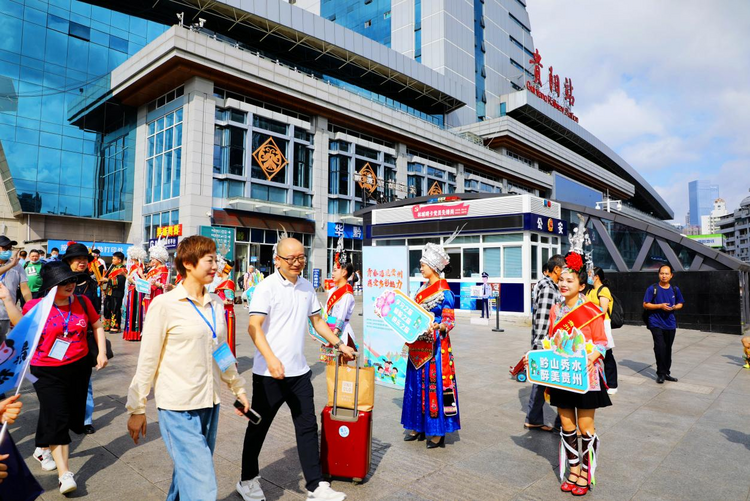 粤港澳台暑期首趟研学旅游专列抵达贵阳