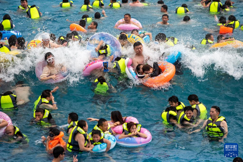 湖北襄阳：盛夏戏水享清凉