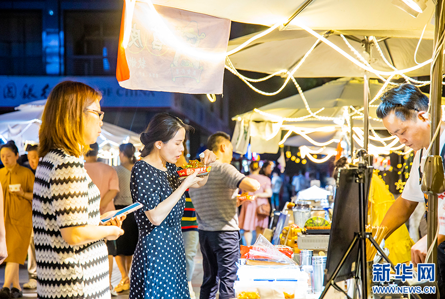 重庆：夏季夜市点亮“夜经济”