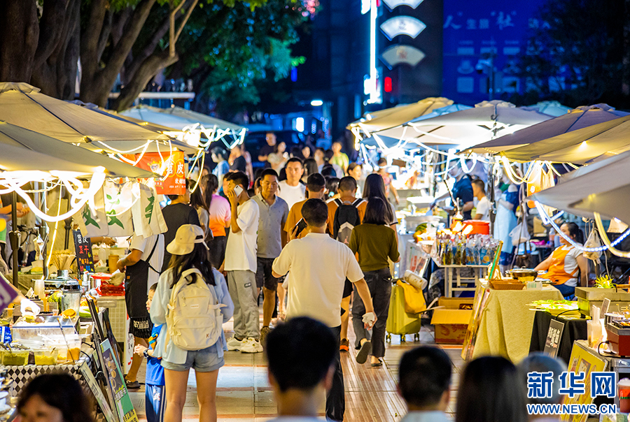 重庆：夏季夜市点亮“夜经济”