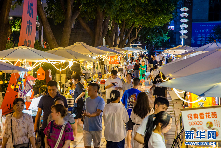 重庆：夏季夜市点亮“夜经济”