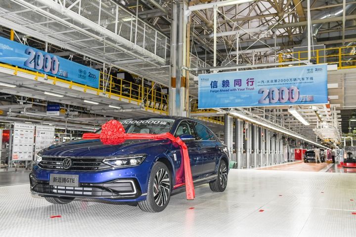 新华社《新华每日电讯》整版影像聚焦一汽：光影交错间追寻70年“汽车印记”_fororder_一汽13-2023071305d02595f49c4810857c1831cc50c7a3_202307132e0803e72d924987b49ecf913c821186