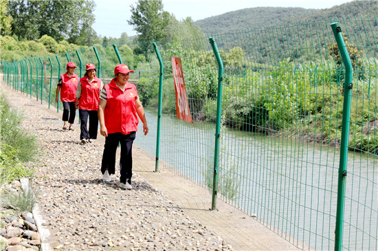 南阳市内乡县：“女掌柜”护水业兴_fororder_女子护水队巡护河道 摄影 陈云