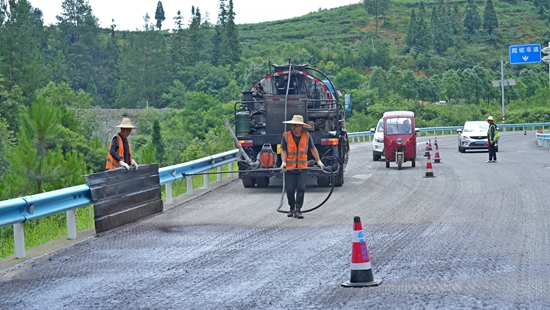 （供稿）贵州安顺公路管理局：抢抓晴好天气 加快推进路面预防性养护施工_fororder_（230713）S212线凤凰山路段预防性养护施工（喷洒乳化沥青2）-姬邦梅.JPG