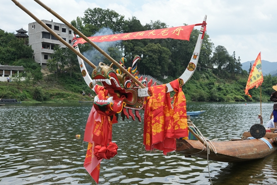 （供稿）贵州台江： 37条龙舟齐聚清水江 苗族同胞欢度独木龙舟节_fororder_独木龙舟龙头.JPG