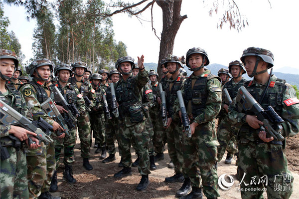 图片默认标题_fororder_特战队员在进行实战化山林地对抗训练_副本